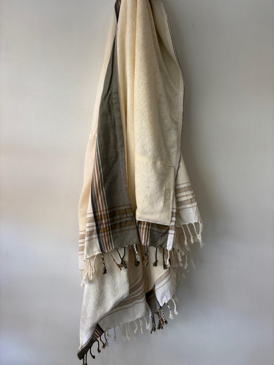 KIKOY TOWEL IN CREAM AND CAMO